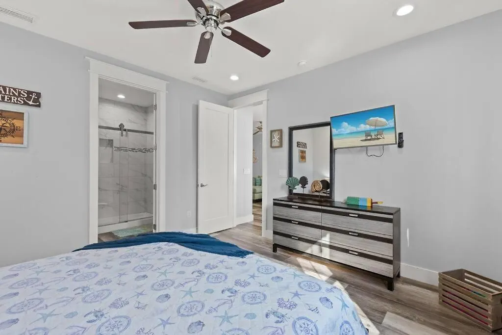 Holiday home Sandy Palms, Heated Pool & Seasonal Hot Tub, 3 Min Walk To The Beach, W Golf Cart & Beach Gear Villa Panama City Beach